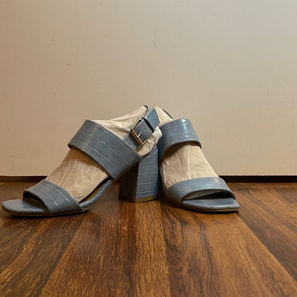 Never worn dv Dolce Vita! Beautiful sky blue pump! Size: 6.5